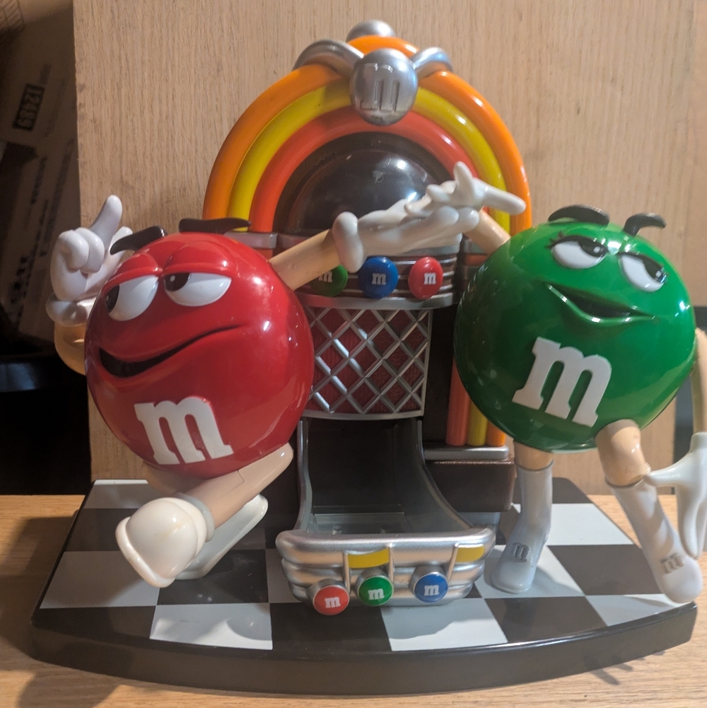 M&M'S Colorful Jukebox Playset with Red and Green M&M'S